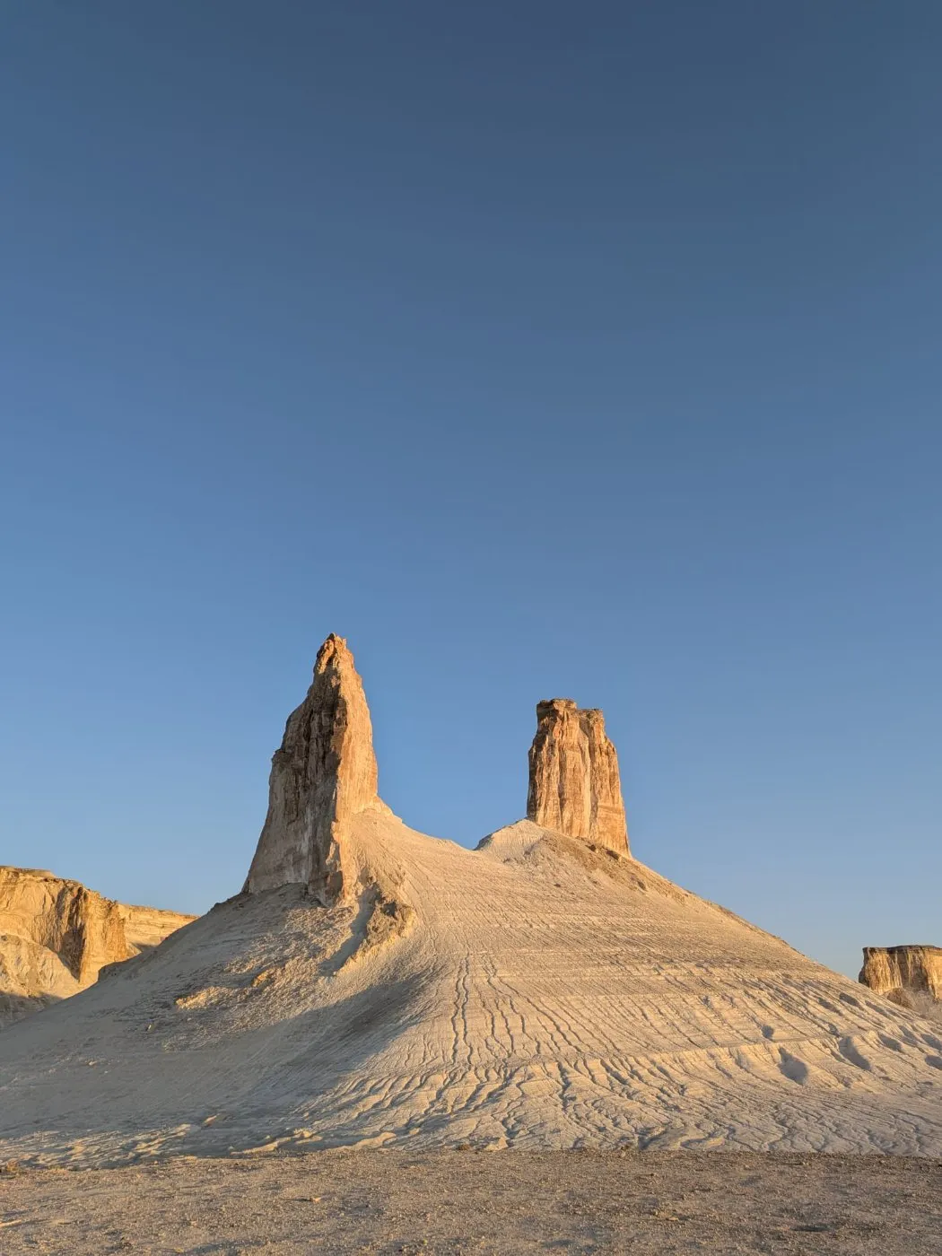 Pitons de craie du canyon de Bozjyra, Mangystau, Kazakhstan