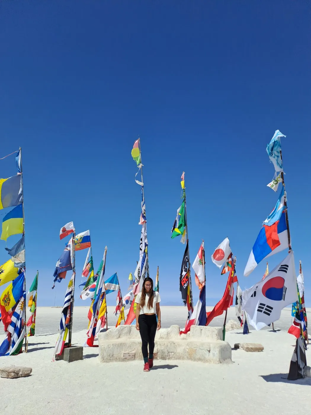 Elisa Azevedo au milieu des drapeaux, sur le Salar d’Uyuni en Bolivie